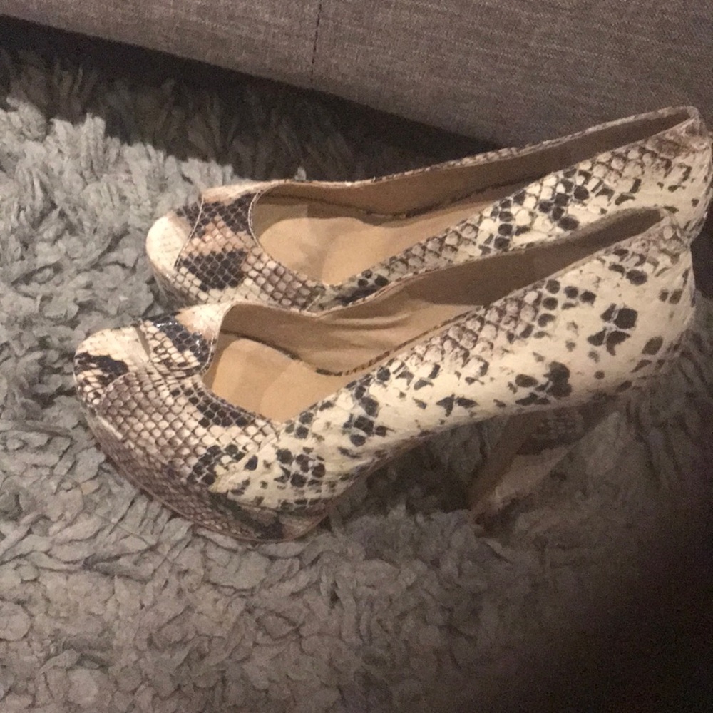 Shoes - Picture 3 of 4